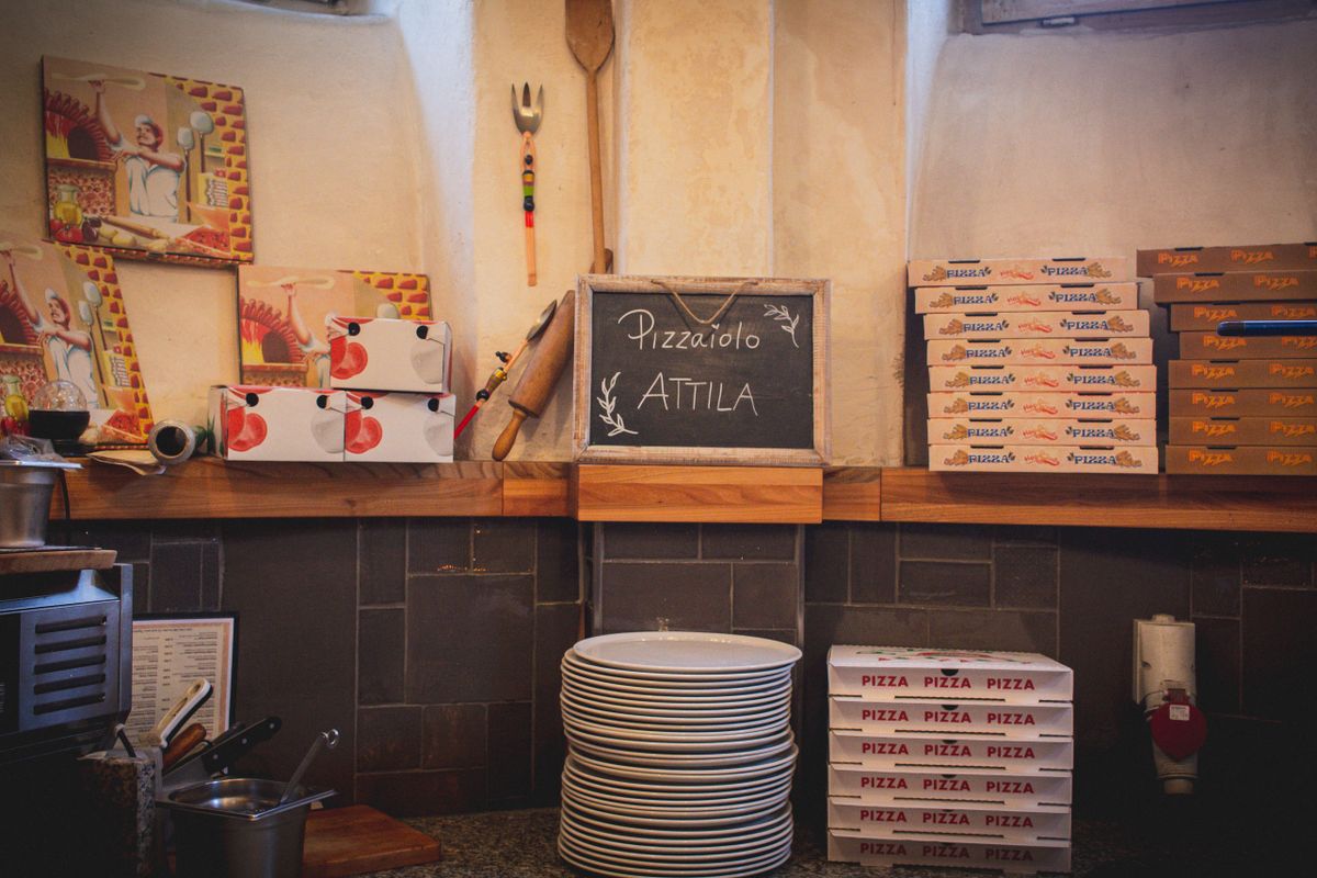 Interiér pizzerie Forno s pecou na dreve